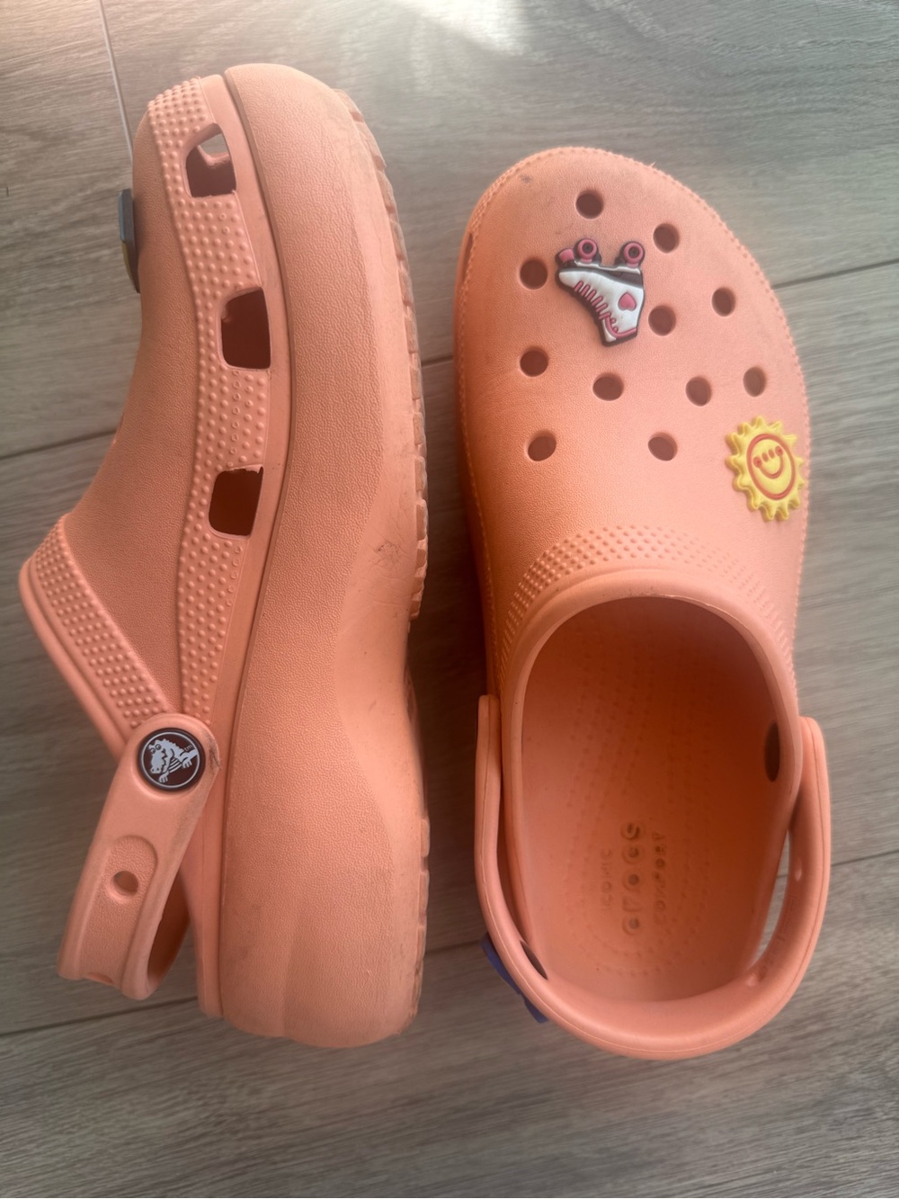 Women Peach Slip-On Crocs Sandals + 5 Jibbitz